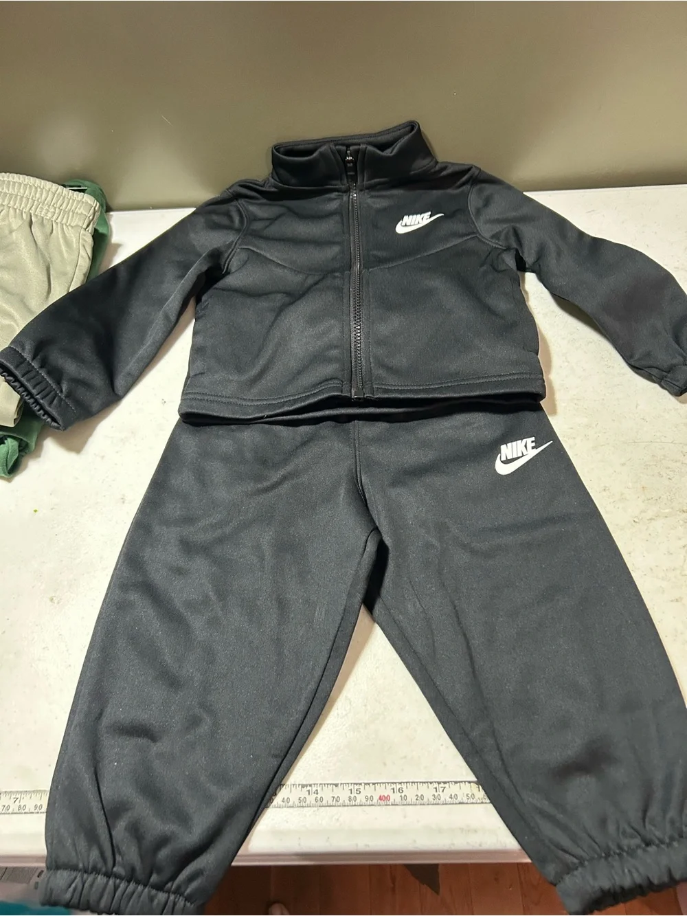 New Nike Kids Green Hoodie with Black and Gray Joggers Set new with tags 2T boys